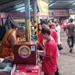 นักท่องเที่ยวเข้ากราบไหว้หลวงพ่อปากแดง