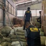 ทลายโกดังนายทุนจีน แอบลักลอบนำเข้าสินค้าหนีภาษี ยึดของกลางกว่า 100,000 ชิ้น