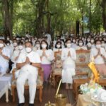 พุทธศาสนิกชนนนทบุรีร่วมทำบุญตักบาตรและเจริญพระพุทธมนต์เนื่องในวันสำคัญทางพระพุทธศาสนาวันอาสาฬบูชาและวันเข้าพรรษา ประจำปี 2566