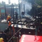 ไฟไหม้กุฏิสองชั้นอายุครึ่งร้อยปีวอดทั้งหลัง พระสงฆ์กับชาวบ้านช่วยกันดับไฟกันวุ่น คาดว่าไฟฟ้าลัดวงจร