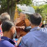 ชาวบ้านร่วมทำบุญ ตักบาตรเทโวโรหณะ พร้อมนำบุตรหลานมาร่วมเดินนางฟ้าที่วัดรางเอกระต่ายรังสรรค์