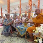 ชาวบ้านในเขตอำเภอท่าม่วงและใกล้เคียงร่วมทำบุญ ตักบาตรเทโวโรหณะ พร้อมนำบุตรหลานมาร่วมเดินนางฟ้าที่วัดโพธิ์ศรีสุขาราม