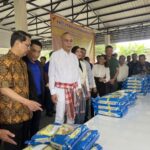 ชาดา ไทยเศรษฐ์ รมช.มหาดไทย พร้อมคณะร่วมบุญเทศกาลกินเจที่บ้านเกิดตลาดท่าเรือ มอบข้าวสาร 2,000 ถุง ให้กับชาวบ้าน