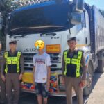 จับรถบรรทุกทราย 22 ล้อ ประกอบการขนส่งโดยไม่ได้รับอนุญาตแบกน้ำหนักเกือบ 100 ตัน วิ่งบนถนน