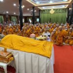 “บิ๊กต่อ ผบ.ตร.” หนึ่งในศิษย์ก้นกุฏิที่ถูกยกเป็นเหมือนลูกบุญธรรม พร้อมศิษยานุศิษย์ ทั่วสารทิศร่วมกราบสรีระร่าง-สรงน้ำ “หลวงพ่อพัฒน์” เกจิดังเมืองปากน้ำโพ แน่นลานวัดห้วยด้วน