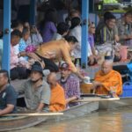 จังหวัดนนทบุรีจัดพิธีตักบาตรกลางน้ำ