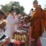 ประชาชนทั่วสารทิศนักท่องเที่ยวทั้งชาวไทย ชาวต่างประเทศร่วมทำบุญตักบาตรพระสงฆ์ 10,000 รูป ฉลอง 192 ปี จังหวัดกาญจนบุรี