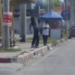 คนยืนรอป้ายรถเมล์ผวา..ชายสติไม่ดีเกรงจะเกิดอันตราย