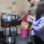 ตำรวจ ปคบ. บุกทลายโรงงานลูกชิ้นเถื่อนปทุมธานี ส่งขายร้านก๋วยเตี๋ยวทั่วกรุงเทพฯ พบผสมสารฟอกขาว-วัตถุกันเสีย รวมถึงนำเนื้อไก่มาบดผสมเนื้อหมูลดต้นทุน