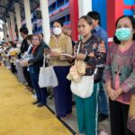 ผู้อำนวยการสำนักพุทธฯนำประชาชนทำบุญตักบาตร หลวงตาบุญชุ่ม