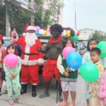 นนทบุรี ฮือฮา ! ลุงซานตาคลอสทอดปาท่องโก๋สะบัดน้ำมันตะเวนแจกลูกโป่งลูกอมให้เด็กนักเรียน และชาวบ้านโดยมีเงาะป่ามาช่วยแจกในวันคริสต์มาส