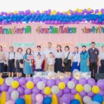 ผู้ว่าราชการจังหวัดยโสธรสวมใส่ชุดนักเรียนร่วมกิจกรรมงานวันเด็กแห่งชาติ