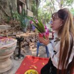 “หมอจุ๊ก” ตะเวนทำบุญสงบจิตใจวัดดังย่านบางกรวย วอนพี่ชายหมอสมชัยคืนสามีหมอกลับมาให้ตนเอง