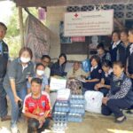 รองนายกเหล่ากาชาดจังหวัดกาญจนบุรีมอบเครื่ออุปโภคบริโภคและเงินช่วยเหลือผู้สูงอายุและผู้ป่วยในเขตอำเภอท่ามะกา