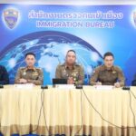 สำนักงานตรวจคนเข้าเมืองแถลงผลการจับกุมผู้ต้องหา รายสำคัญ 2 คดี รวบหนุ่มแดนมังกรนักเว็บพนัน หลอกเหยื่อ 2,500 ล้าน หนีเข้าไทย และแกะรอยรวบหนุ่มปากีสวมตัวทำบัตรฟอกตัวเป็นไทย