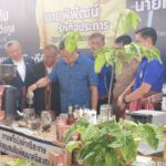 รองนายกรัฐมนตรีดริฟกาแฟโรบัสต้าศรีสะเกษให้แก่คณะรัฐมนตรีได้ลองชิม