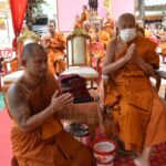 ศรีสะเกษ ! แห่ส่องเลขหางประทัดงานเททองรูปเหมือน “หลวงปู่โชติ” วัดศรีสมบูรณ์รัตนาราม คึกคัก
