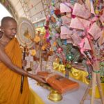 ชาวบ้านแห่ทำบุญดอกไม้ล้านดอก ผุดสร้างอุโมงค์สวรรค์ ต้อนรับเดือนแห่งสงกรานต์ 2567