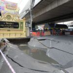 เกิดเหตุถนนหน้าวัดบ่อ อำเภอปากเกร็ด ทรุดตัวเป็นหลุมลึก
