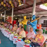 พิธีประพรมน้ำพระพุทธมนต์ มีพิธีรดน้ำขอพรผู้สูงอายุตามประเพณีวัฒธรรมอันดีงามของไทย