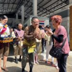 “ออเจ้า ตม.จว.สตูล บริการนักท่องเที่ยวด่านตรวจคนเข้าเมืองควนโดน สร้างรอยยิ้มเชิญชวนนักท่องเที่ยวเทศกาลสงกรานต์”