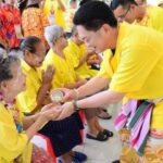 ผู้บริหารเทศบาลนครขอนแก่นจัดพิธีรดน้ำขอพรแสดงความกตัญญูต่อผู้สูงอายุชุมชนบ้านตูม เนื่องในเทศกาลสงกรานต์ ปี 67
