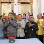 ปลัดกระทรวงมหาดไทยนำพุทธศาสนิกชน ประกอบพิธียกฉัตรยอดเจดีย์เสมาจตุรทิศ ณ วัดปรมัยยิกาวาส วรวิหาร