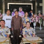 ส.ส.โหน่งร่วมชาวนครปฐมรดน้ำดำหัวนายกอบจ. พี่ชายโผโอบกอดน้อง