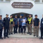 “สืบ ตม.จว.สตูล รวบผู้ต้องหาหลบหนีตามหมายจับศาลจังหวัดสตูล 2 ราย แอบทำงานก่อสร้างที่เดียวกัน ทั้ง เสพยาบ้าและลักทรัพย์รถจักรยานยนต์”