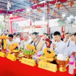 ชาวบ้านแห่!! ร่วมพิธีกรรมบวงสรวง ท้าวเวสสุวรรณแกะสลักไม้ สูง 2 เมตร ณ ศาลเจ้าพ่อเสือ (องค์ใหญ่ที่สุดในโลก)