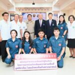 มูลนิธิป่อเต็กตึ๊ง สนับสนุนค่าพาหนะ พร้อมผ้าห่ม และเครื่องอุปโภคบริโภค ให้แก่ผู้รับขาเทียม และช่างอาสาสมัคร ในโครงการออกหน่วยทำขาเทียมพระราชทานเคลื่อนที่ ครั้งที่ 168 จังหวัดร้อยเอ็ด