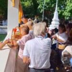 แบบนี้ก็มีด้วย ! หนุ่มวินจยย. ทำพฤติกรรมสุดทน ขยุ้มเหรียญโปรยทานงานบวชในตะกร้าทำเจ้าภาพถึงกับอึ้ง