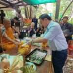 อดีตนายกทักษิณเข้านมัสการพบพระพยอม ก่อนมอบเงิน 200,000 บาท ช่วยทางวัดกรณีเด็กถูกไฟคลอกเสียชีวิต 3 ศพ