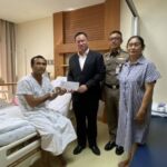 ดร.หิมาลัย ผิวพรรณ ร่วมเข้าเยี่ยมให้กำลังใจ และมอบเงินบำรุงขวัญที่ได้รับบาดเจ็บจากการปฏิบัติหน้าที่ ในพื้นที่ 3 จังหวัดชายแดนภาคใต้