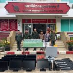 ฉก.ลาดหญ้า ตรวจค้น รถกระบะตู้ทึบ วิ่งไปชายแดนเจดีย์สามองค์ตอนตีสาม ตรวจยึด มือถือ 85 เครื่องพร้อมอุปกรณ์ คอมพิวเตอร์ 15 เครื่อง ตรวจสอบสงสัยเกี่ยวข้อง แก๊งค์คอลเซ็นเตอร์