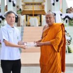 “พระครูแจ้” เจ้าอาวาสวัดบางพลีใหญ่กลาง สมุทรปราการ มอบเงิน 100,000 บาท ให้โรงพยาบาลพระสมุทรเจดีย์สวาทยานนท์