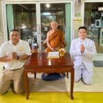 ประธานมูลนิธิพุทธภูมิธรรม กราบนมัสการ เจ้าอาวาสวัดป่าบ้านตาด จ.อุดรธานี ถวายรายงานเรื่องการร่วมสนับสนุน มูลนิธิเสียงธรรมเพื่อประชาชนฯ เผยแผ่ธรรมะภาคปฏิบัติ
