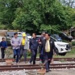 การรถไฟแห่งประเทศไทย ร่วมกับบริษัทเซี่ยงไฮ้ ไทย รับเบอร์ โปรดักส์ จำกัด ลงพื้นที่สำรวจโครงการก่อสร้างสถานีขนส่งสินค้าระหว่างประเทศ ระบบรางและสถานที่ก่อสร้างท่าเรือบกที่สถานีรถไฟวังเย็น จังหวัดกาญจนบุรี