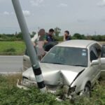 ปลัดอาวุโสพร้อมปลัดฝ่ายความมั่นคงอำเภอท่ามะกาอส.ลงตรวจพื้นที่พบลุงขับรถชนเสาไฟฟ้าโค้งรางกระต่ายรีบลงรถช่วยเหลือ