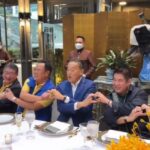 “พปชร.” เจ้าภาพงานเลี้ยง บ้านปาร์คนายเลิศ อบอุ่นพบปะพรรคร่วมมื้อค่ำ นายกฯเศรษฐาร่วมโต๊ะกระชับความสัมพันธ์แน่นแฟ้นลุยงานบริหารเพื่อปชช. พร้อมเชิญสื่อร่วมโต๊ะดินเนอร์ ท่ามกลางบรรยากาศเป็นกันเอง