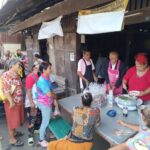 ยโสธร สาวใหญ่น้ำใจงามแจกข้าวเป็นโบราณหมู