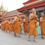 จังหวัดนนทบุรี พุทธศาสนิกชนร่วมทำบุญตักบาตรพระสงฆ์