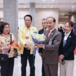 ยื่นหนังสือขอบคุณนายกรัฐมนตรีและมอบดอกไม้ให้กำลังใจนายกรัฐมนตรี