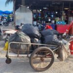 ซุปเปอร์ฮีโร่เข็นรถเก็บขยะหาดเติมรัก บางบัวทอง