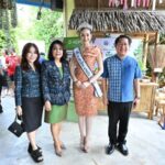นายกสมาคมสตรีนักธุรกิจฯ นครปฐม จูงมือน้องไข่มุก นางสาวไทยปี 68 ร่วมเปิดงาน “เยี่ยมชุมชน ยลวิถีเกษตรอินทรีย์เที่ยวแบบสุขภาพดีที่นี้ บ้านหัวอ่าว”