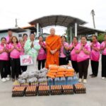 หลวงพี่น้ำฝน เคลื่อนทัพบุญวัดไผ่ล้อม พระอารามหลวงลงพื้นที่มอบปัจจัย เครื่องยังชีพ 15 หมู่บ้าน 55 บ้าน กลุ่มเปราะบาง