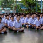 คณะสงฆ์ วัดไผ่ล้อม พระอารามหลวง จังหวัดนครปฐม นำข้าราชการ ครูนักเรียน 2 โรงเรียน เจริญพระพุทธมนต์บทรัตนปริตร ถวายในหลวง