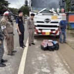 กาญจนบุรี – วันนี้ (14 สิงหาคม 2568) เจ้าหน้าที่ประจำจุดตรวจสามแยกซองกาเรีย อำเภอสังขละบุรี จับกุมรถบรรทุกลักลอบขนบุหรี่หนีภาษีได้จำนวนประมาณ 300 คอตตอน มูลค่าปรับรวมกว่า 2 ล้านบาท