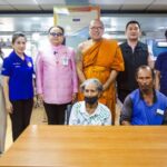 คุณยายนกแก้ว หญิงตาบอด วัย 70 ปี หลั่งน้ำตา รับบัตรประจำตัวใบแรกในชีวิต