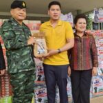 ร.ต.ต. ดร.วิรัช โตอิ้ม นายกเทศมนตรีตำบลค่าน้ำอ้อยม่วงหัก รองฯไพลิน โตอิ้ม โรงงานปลาร้าจ่าวิรัชท่าน้ำอ้อย นครสวรรค์ “ธารน้ำใจชาวนครสวรรค์ ส่งต่อกำลังใจจากแนวหลังสู่แนวหน้าชายแดนไทย – กัมพูชา”